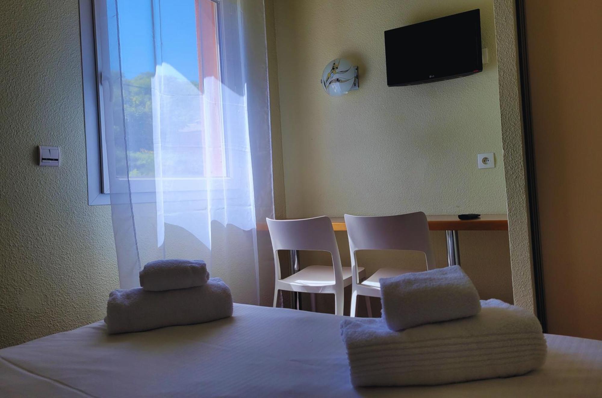 Hotel Restaurant Les Chataigniers Privas Eksteriør bilde